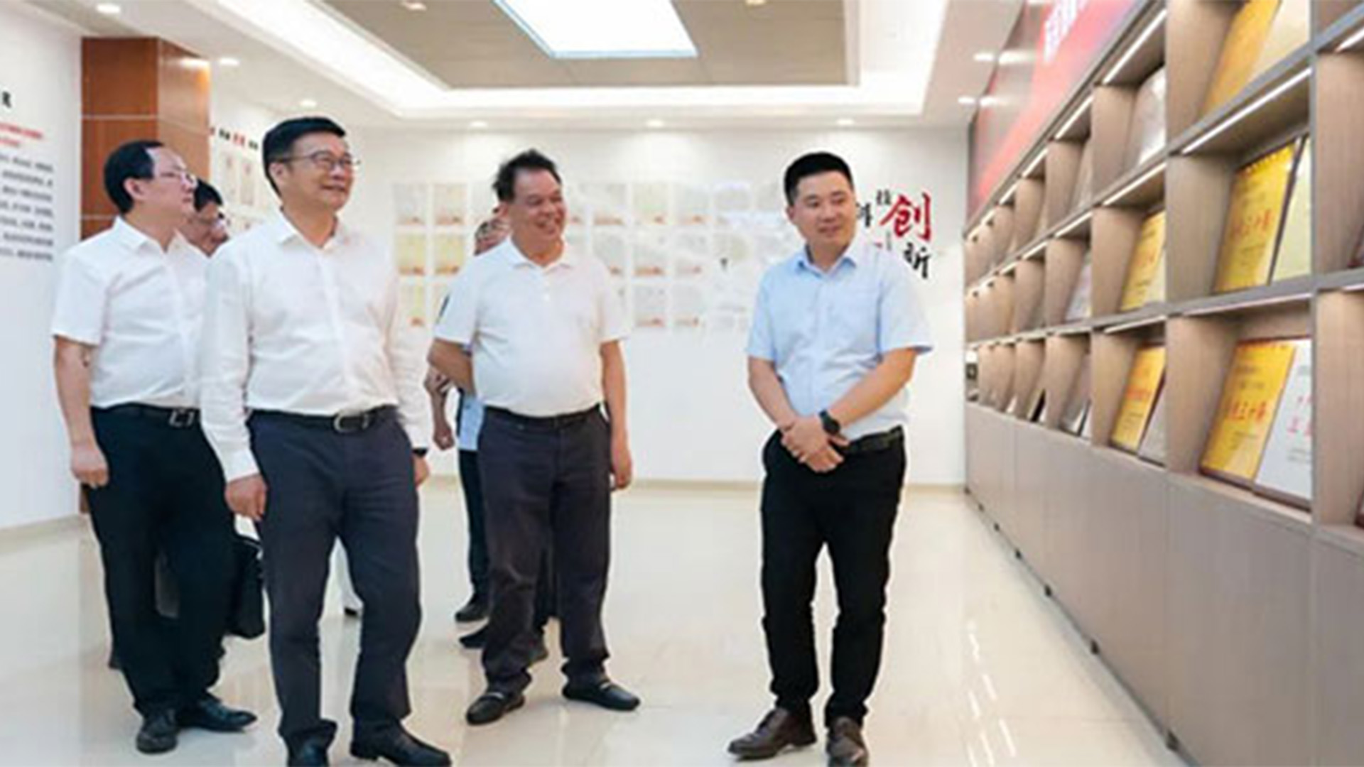 溫州灣新區(qū)黨工委書記、管委會(huì)主任周一富走訪浙江石化閥門有限公司